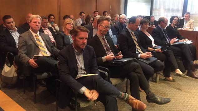 Des membres de plus de 13 délégations se sont présentés, mercredi, devant le comité exécutif de la Ville de Winnipeg pour critiquer le nouveau règlement proposé par le maire Brian Bowman. Des membres de plus de 13 délégations se sont présentés, mercredi, devant le comité exécutif de la Ville de Winnipeg pour critiquer le nouveau règlement proposé par le maire Brian Bowman.