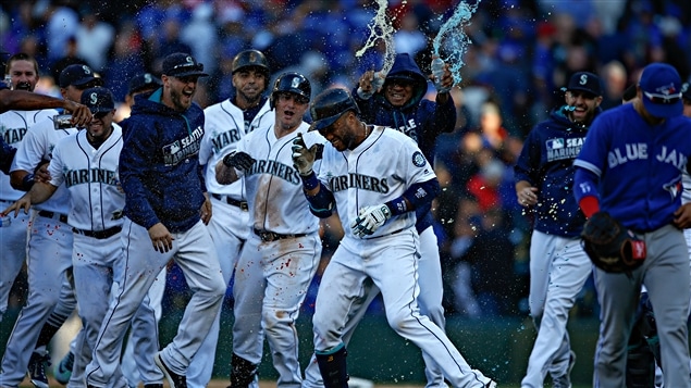 Les Mariners célèbrent leur victoire aux dépens des Jays Les Mariners célèbrent leur victoire aux dépens des Jays