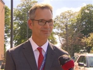 Le directeur des écoles publiques de la province, Parker Grimmer. Le directeur des écoles publiques de la province, Parker Grimmer.