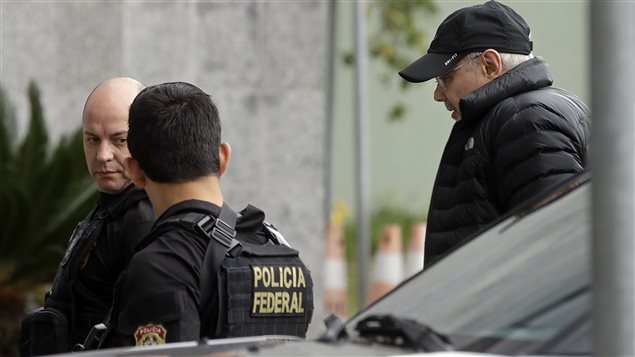 Guido Mantega, l'ex-ministre des finances du Brésil arrêté par des policiers à Sao Paulo Guido Mantega, l'ex-ministre des finances du Brésil arrêté par des policiers à Sao Paulo