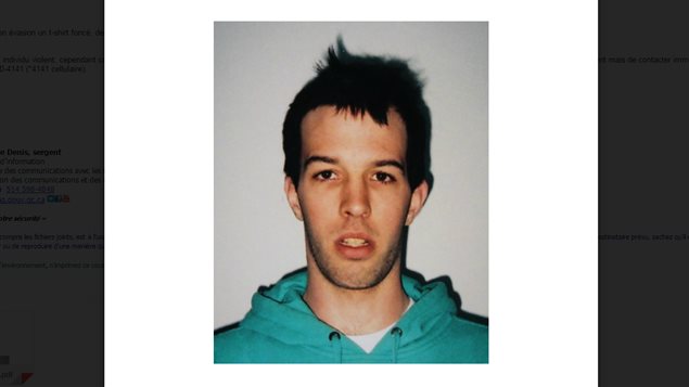 Jason Legouffe s'est évadé mercredi après-midi lors de son transfert, dans le même édifice, du palais de justice à la prison de New Carlisle. Jason Legouffe s'est évadé mercredi après-midi lors de son transfert, dans le même édifice, du palais de justice à la prison de New Carlisle.