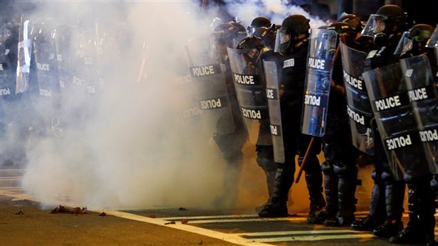 Le gouverneur de l'État, Pat McCrory, a annoncé que la garde nationale serait déployée pour aider les policiers de Charlotte. Le gouverneur de l'État, Pat McCrory, a annoncé que la garde nationale serait déployée pour aider les policiers de Charlotte.