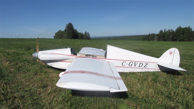 L'avion a subi des dommages, mais son pilote s,en est tiré avec des blessures légères. L'avion a subi des dommages, mais son pilote s,en est tiré avec des blessures légères.