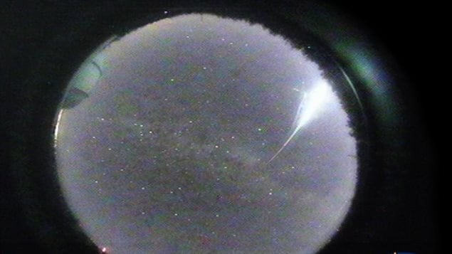 Image du météore captée par une caméra de l'ASTROLab du Mont-Mégantic. Image du météore captée par une caméra de l'ASTROLab du Mont-Mégantic.