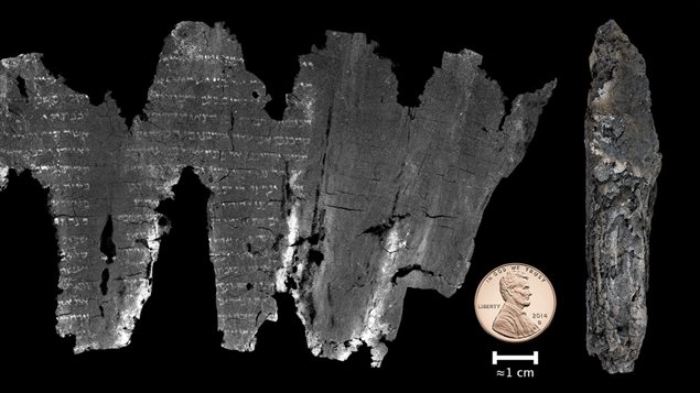 Le manuscrit et l'image reproduite de son contenu. Le manuscrit et l'image reproduite de son contenu.