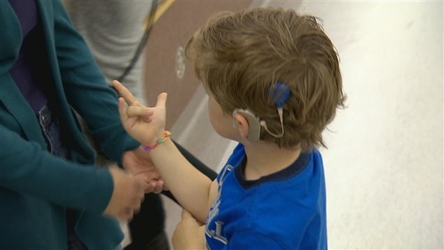 Un enfant avec un implant cochléaire. Un enfant avec un implant cochléaire.