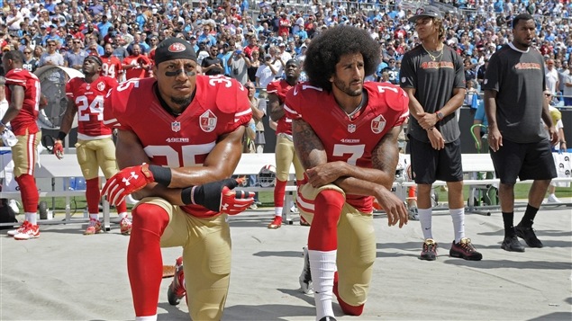 Eric Reid et Colin Kaepernick Eric Reid et Colin Kaepernick