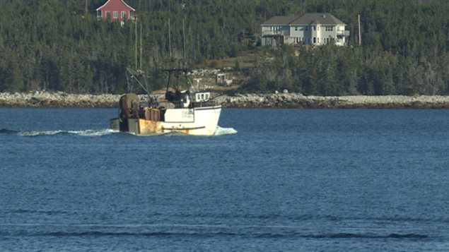 Un bateau de pêche près de Sambro en Nouvelle-Écosse Un bateau de pêche près de Sambro en Nouvelle-Écosse