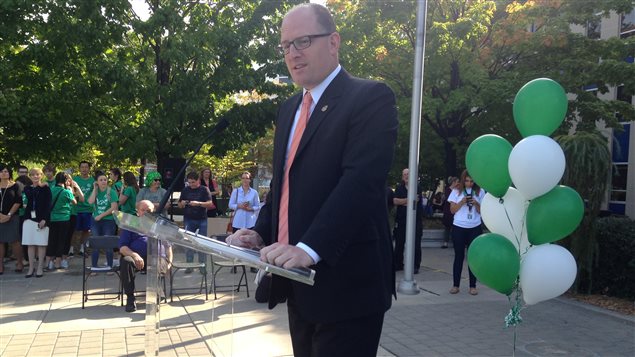 Le maire de Windsor Drew Dilkens à la cérémonie du lever du drapeau Le maire de Windsor Drew Dilkens à la cérémonie du lever du drapeau