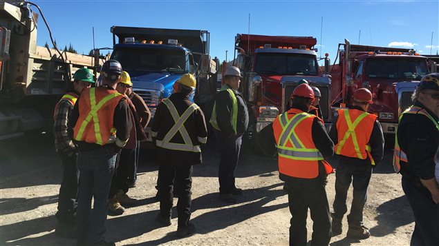 Les camionneurs locaux se disent évincés du chantier Nicolas-Riou, dans les Basques. Les camionneurs locaux se disent évincés du chantier Nicolas-Riou, dans les Basques.