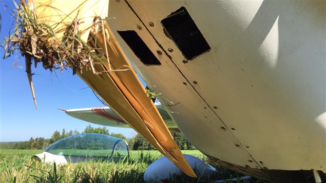 Le train d'atterrissage de l'avion a été endommagé Le train d'atterrissage de l'avion a été endommagé