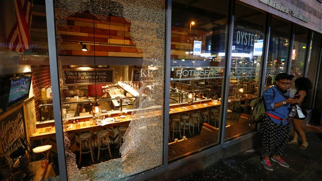Les émeutes ont donné lieu à des scènes de pillage et de vandalisme. Les émeutes ont donné lieu à des scènes de pillage et de vandalisme.
