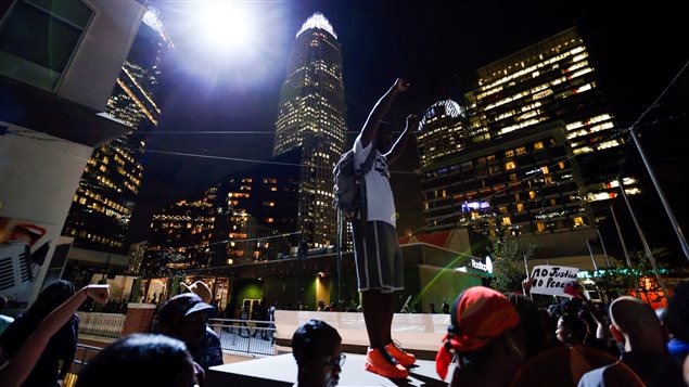 Des manifestants ont scandé des slogans relatifs au mouvement « Black Lives Matter » en début de soirée. Des manifestants ont scandé des slogans relatifs au mouvement « Black Lives Matter » en début de soirée.
