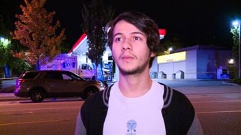 Le résident Saul Camargo devant la station-service Esso dans la rue Fraser à Vancouver. Le résident Saul Camargo devant la station-service Esso dans la rue Fraser à Vancouver.