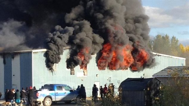 Le magasin de Shamattawa sous les flammes Le magasin de Shamattawa sous les flammes