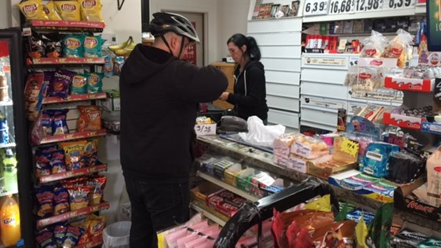 Jean-Philippe Sauret se rend au dépanneur du coin pour acheter les produits demandés par ses clients et ensuite il va les livrer. Jean-Philippe Sauret se rend au dépanneur du coin pour acheter les produits demandés par ses clients et ensuite il va les livrer.