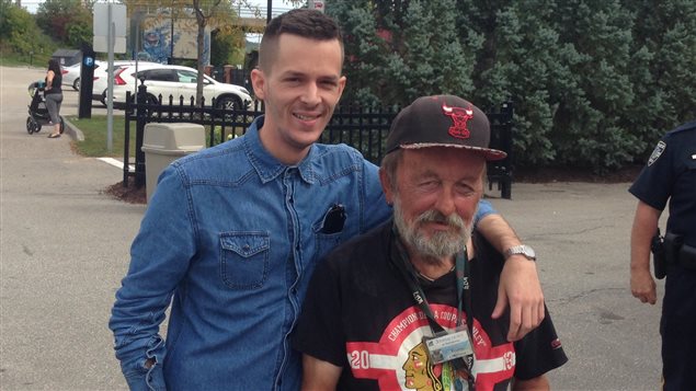 Dominic Tardif a accompagné Rosaire dans sa vente du Journal de rue de Sherbrooke. Dominic Tardif a accompagné Rosaire dans sa vente du Journal de rue de Sherbrooke.