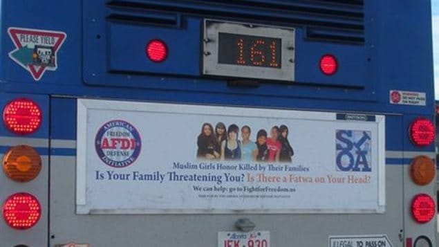 Sur cette affiche publicitaire apposée sur un autobus de l'Edmonton Transit, on peut voir des visages de jeunes femmes, sous lesquels on peut lire : « Filles musulmanes tuées par honneur par leurs familles ». En grosses lettres, on peut aussi lire : « Votre famille vous menace-t-elle? Existe-t-il une fatwa contre vous? » Sur cette affiche publicitaire apposée sur un autobus de l'Edmonton Transit, on peut voir des visages de jeunes femmes, sous lesquels on peut lire : « Filles musulmanes tuées par honneur par leurs familles ». En grosses lettres, on peut aussi lire : « Votre famille vous menace-t-elle? Existe-t-il une fatwa contre vous? »