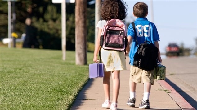 Des enfants marchent vers l'école.