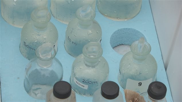 L'eau contenue dans ces bouteilles servira à des analyses en laboratoire. L'eau contenue dans ces bouteilles servira à des analyses en laboratoire.
