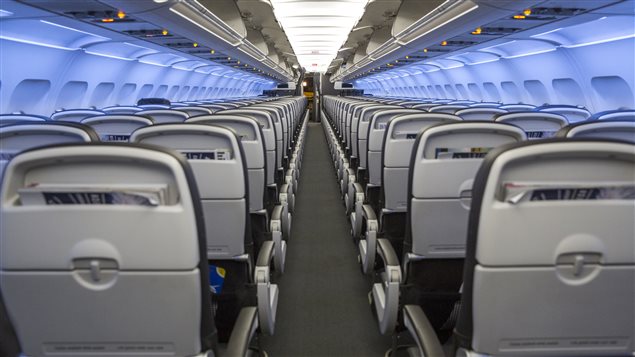 L'allée centrale d'un avion L'allée centrale d'un avion