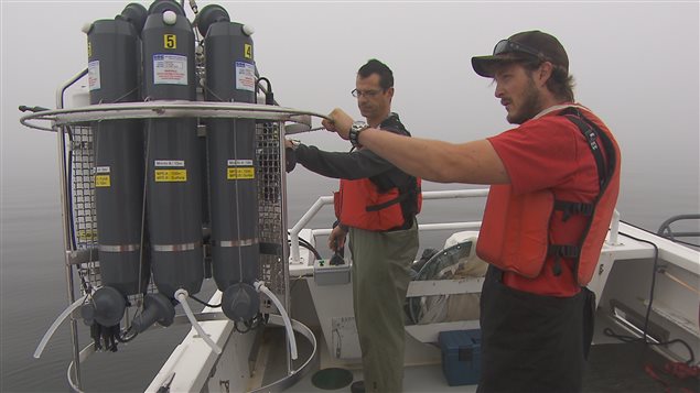 Les techniciens Michel Rousseau et Félix St-Pierre préparent la rosette avant qu'elle ne plonge dans le Saint-Laurent. Les techniciens Michel Rousseau et Félix St-Pierre préparent la rosette avant qu'elle ne plonge dans le Saint-Laurent.
