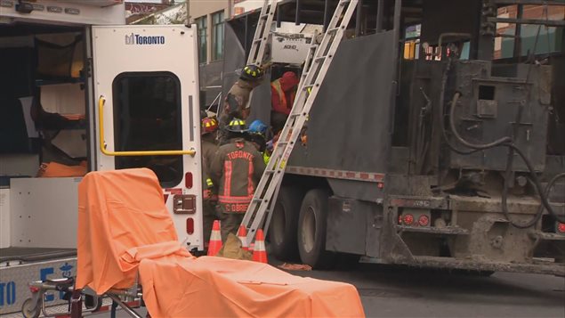 Les secours ont mis une heure à extirper la victime du camion de goudron.