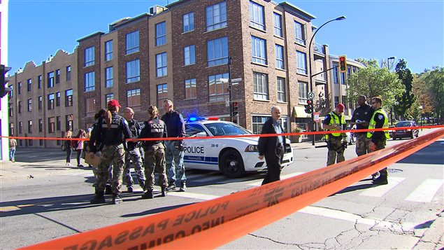 La scène policière, à l'angle de l'avenue Mont-Royal et de la rue Saint-Urbain