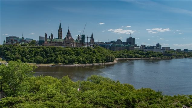 La ville d'Ottawa et la colline du Parlement vues de la rive gatinoise.