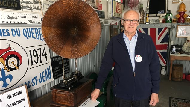 Roméo Boivin précise qu'il est trop « raide » pour danser au son du vieux gramophone.