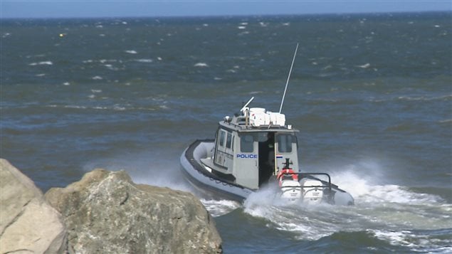 Le bateau de la Gendarmerie royale canadienne quitte la marina de Rimouski.