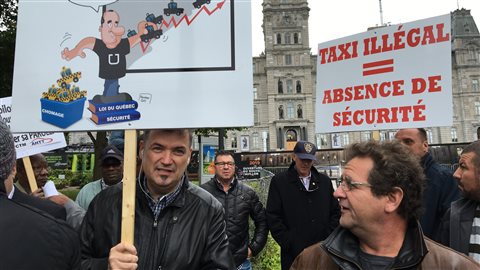 Les chauffeurs de taxi manifestent leur colère à Québec. Les chauffeurs de taxi manifestent leur colère à Québec.