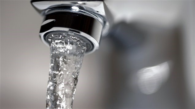 De l'eau potable coule d'un robinet
