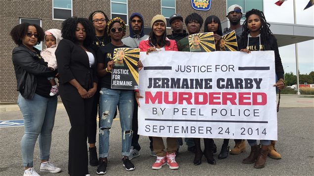 Des membres de Black Lives Matter manifestent à Brampton.