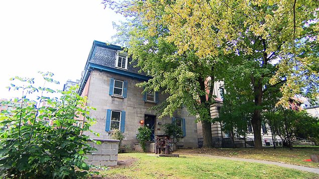 La Médiathèque Gaétan Dostie, sur la rue de la Montagne, à Montréal La Médiathèque Gaétan Dostie, sur la rue de la Montagne, à Montréal