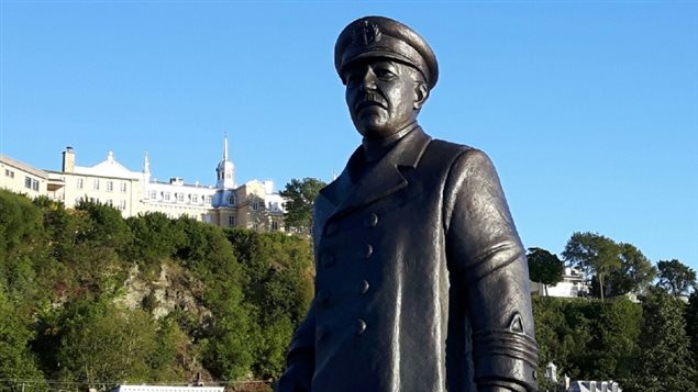Le navigateur Joseph-Elzéar Bernier a maintenant sa statue de bronze au quai Paquet.