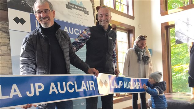 Jean Auclair, père de JP Auclair, Daniel Rochon, directeur de la Station touristique Stoneham, Ingrid Sirois, sa conjointe et son fils Léonard.