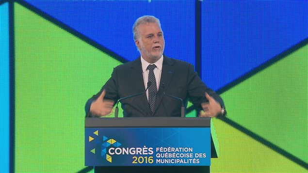 Le premier ministre Philippe Couillard pendant son discours d'ouverture au 75e congrès de la Fédération québécoise des municipalités.