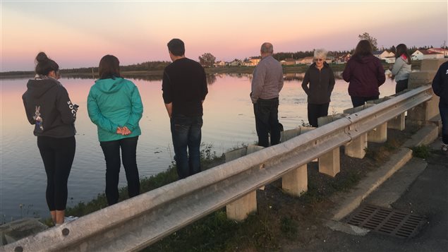Des gens sur le bord de la route Des gens sur le bord de la route