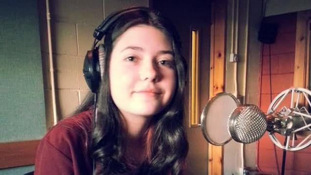 La jeune Angèle Fréchette, en studio, à Radio-Canada Côte-Nord nous parle de son tout premier récital de chant classique