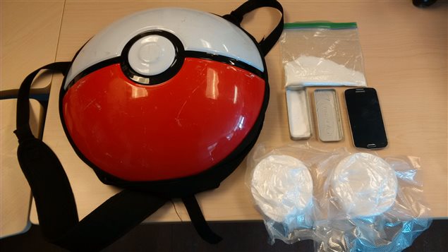 Un sac à dos en forme de Pokeball et de la cocaïne.