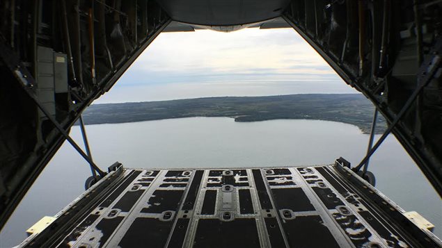 L'arrière d'un avion Hercule qui va larguer du matériel