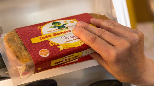 Marie-Claude Morin sort du tofu de son réfrigérateur Marie-Claude Morin sort du tofu de son réfrigérateur