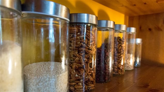 Des céréales, des noix et des fruits séchés sur l'étagère de la cuisine de Marie-Claude Morin Des céréales, des noix et des fruits séchés sur l'étagère de la cuisine de Marie-Claude Morin