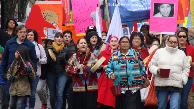 Des centaines de personnes marchent dans les rues de Calgary Des centaines de personnes marchent dans les rues de Calgary