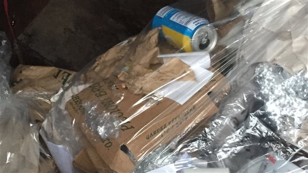 Quelques articles dans les bacs à recyclage. Quelques articles dans les bacs à recyclage.