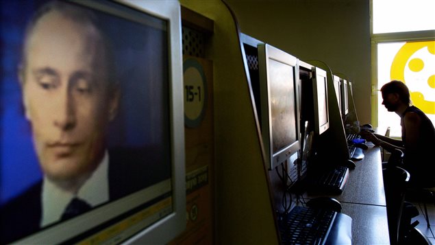 Le président russe, Vladimir Poutine, sur un écran d'ordinateur dans un café internet à Moscou. Le président russe, Vladimir Poutine, sur un écran d'ordinateur dans un café internet à Moscou.