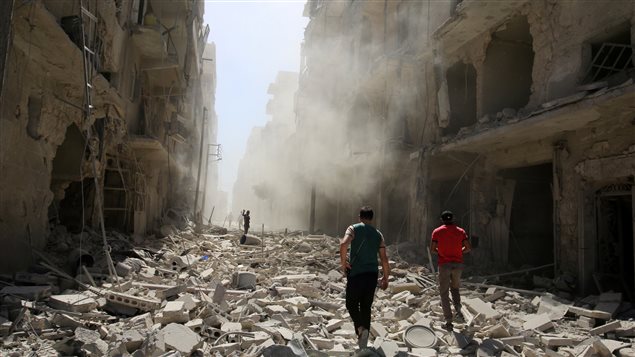 Des hommes inspectent les dégâts après un raid aérien sur le quartier rebelle d'al-Qaterji d'Alep, Syrie, 25 septembre 2016 Des hommes inspectent les dégâts après un raid aérien sur le quartier rebelle d'al-Qaterji d'Alep, Syrie, 25 septembre 2016