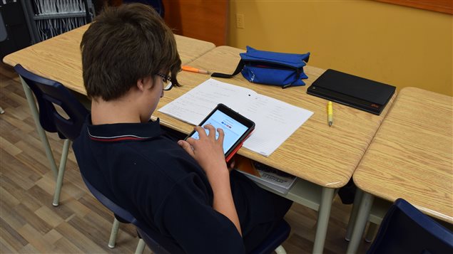 Tous les élèves utilisent une tablette électronique dans leur cours d'anglais. Tous les élèves utilisent une tablette électronique dans leur cours d'anglais.