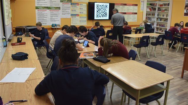 Des élèves de secondaire 3 régulier à l'Institut d'enseignement de Sept-Îles. Des élèves de secondaire 3 régulier à l'Institut d'enseignement de Sept-Îles.